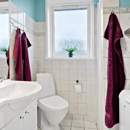 Nice Home In Middelfart With Wifi بيت للعطل