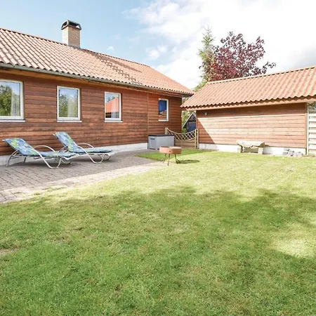 Nice Home In Middelfart With Wifi بيت للعطل *