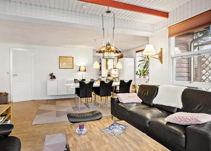 בית נופש Four-bedroom In *